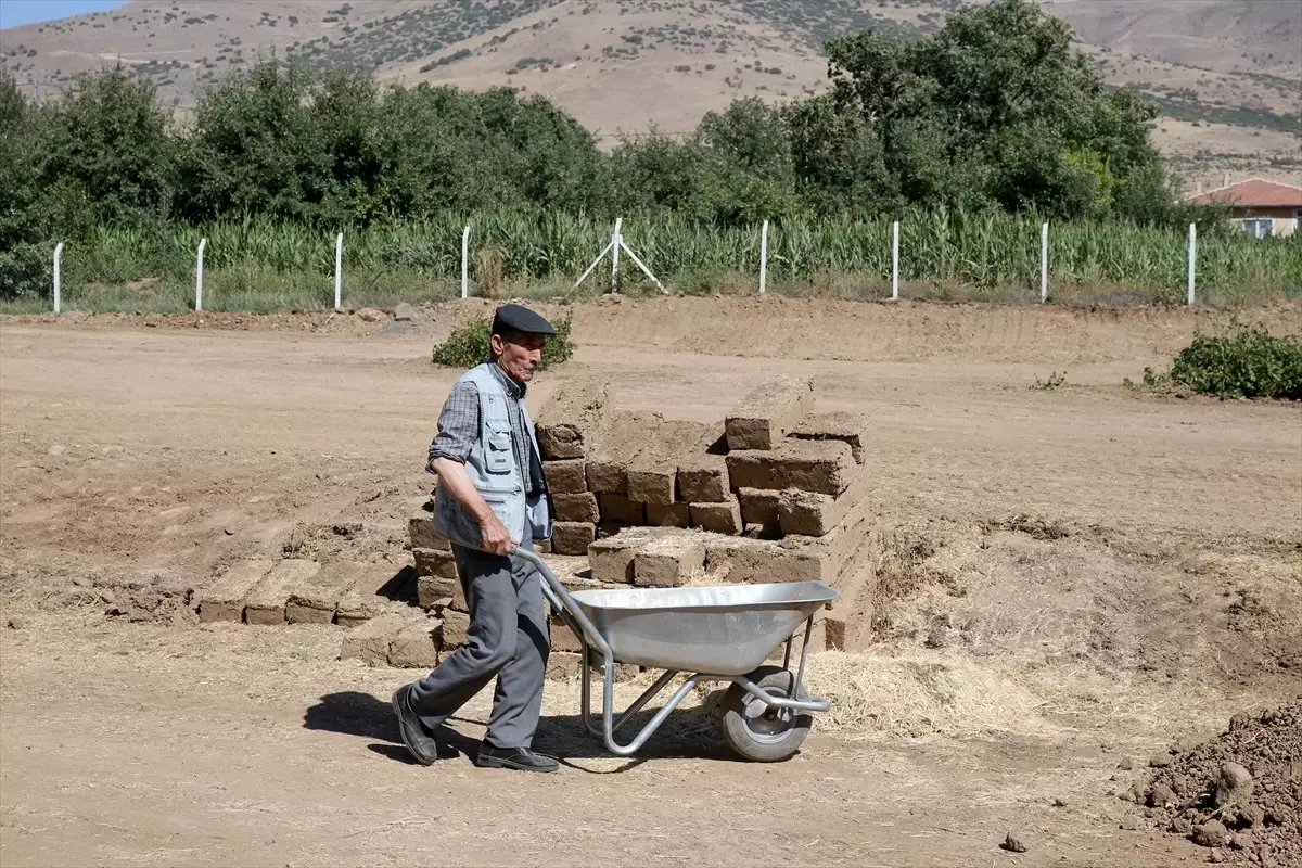 80 Yaşındaki Usta Hala Kerpiç Döküyor