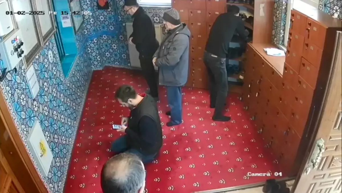 Camide Hırsızlık: Namaz Kılıyor Gibi Yaparak Ayakkabı Çaldı