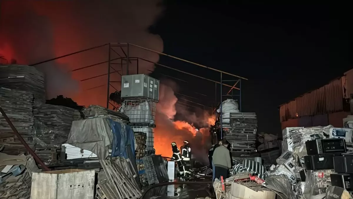 Gebze’de Elektrikli Aletler Deposunda Yangın