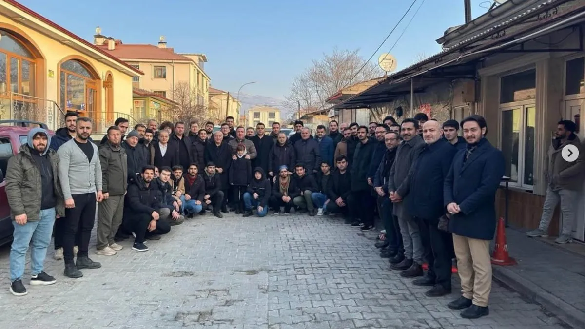 Vali Aydoğdu, sabah namazı sonrasında gençlerle simit ve çay eşliğinde sohbet etti